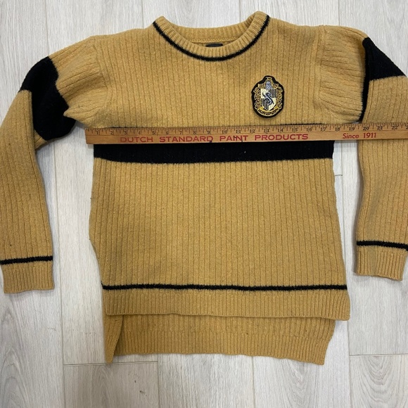 New Warner Bros. STUDIO HARRY POTTER HUFFLEPUFF QUIDDITCH Brown SWEATER XL - Picture 12 of 13